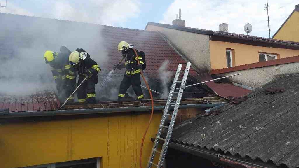 Požár zničil na Hodonínsku střechu rodinného domu, škoda dva miliony